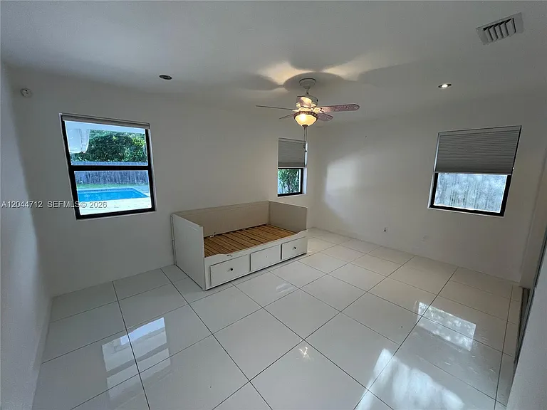 2115 Alamanda Dr — Photo 16