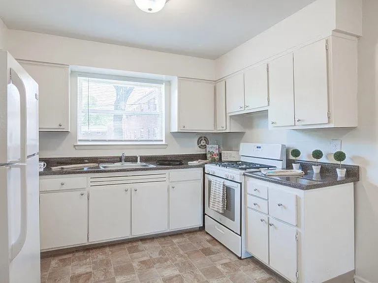 Lakeview Terrace Apartment Homes — Photo 1