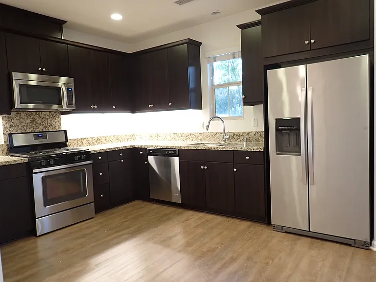1112 El Paseo — Photo 3