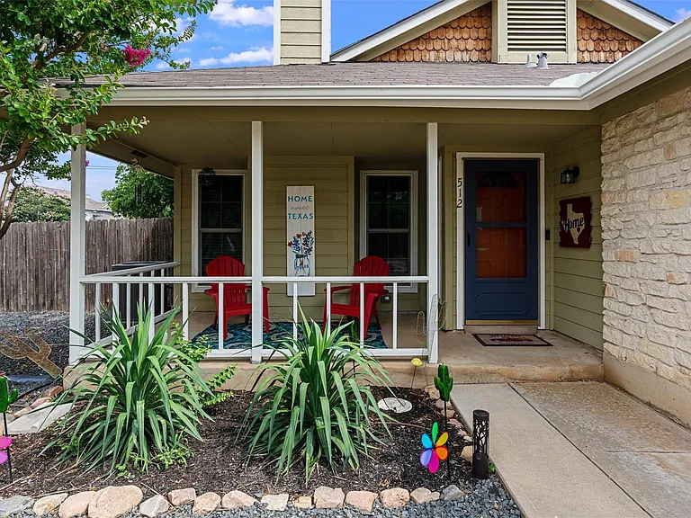 512 Edwards Dr — Photo 3