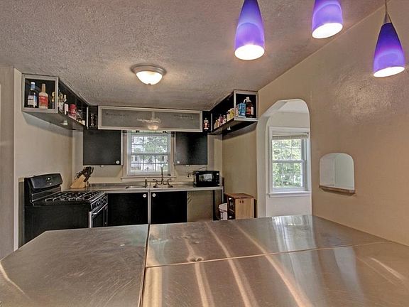 4th image of 1567 Brownlee Ave