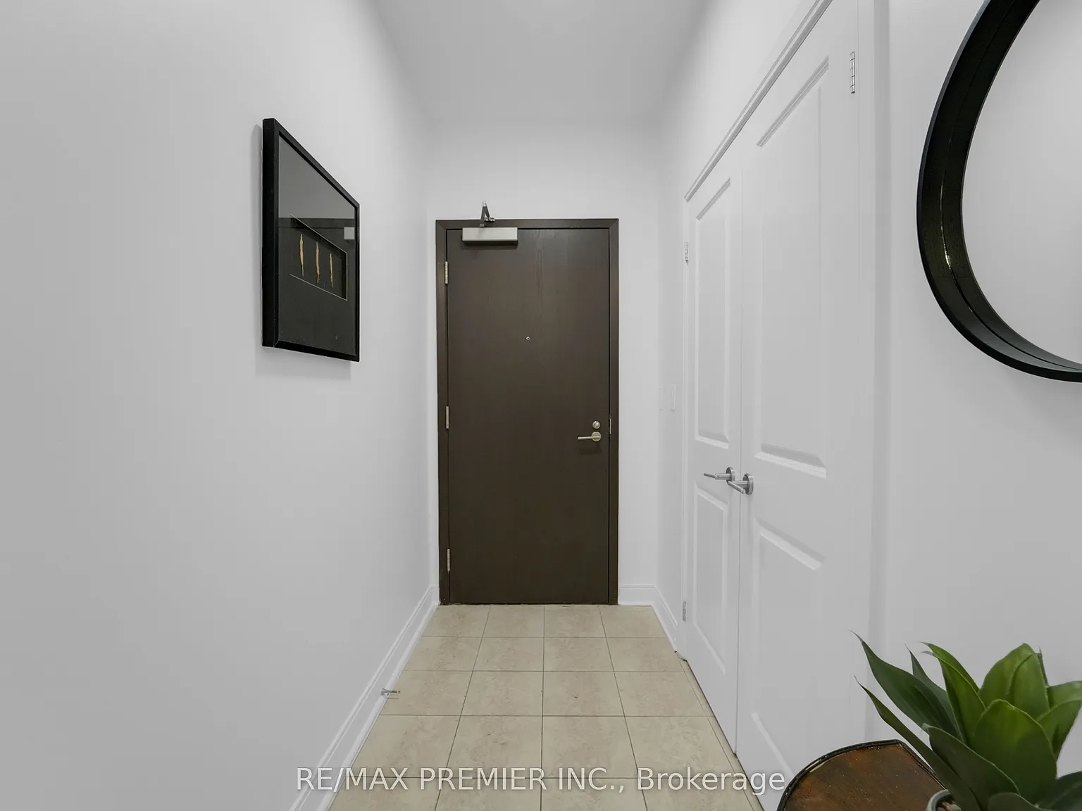 18 Yorkville — Photo 2