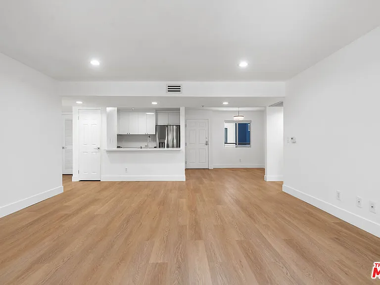 16100 W Sunset Blvd #201 — Photo 9