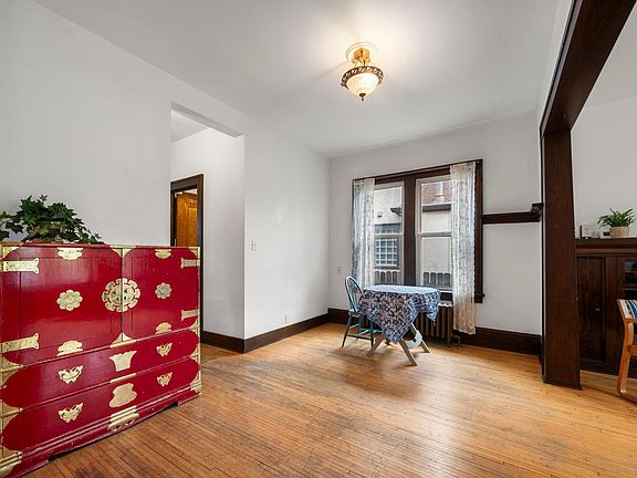 5th image of 194 Logan Ave N