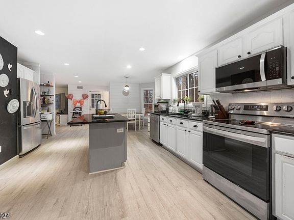 3rd image of 123 Vail Rd