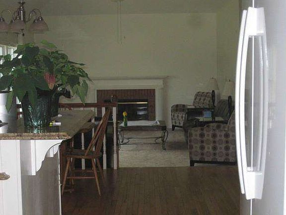 5th image of 19 Fox Chase Ct