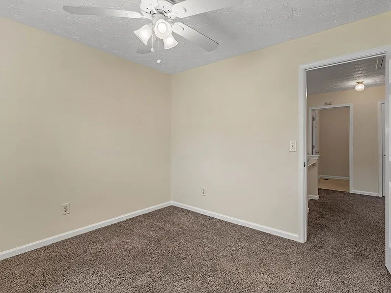310 Sarasota Ln — Photo 39