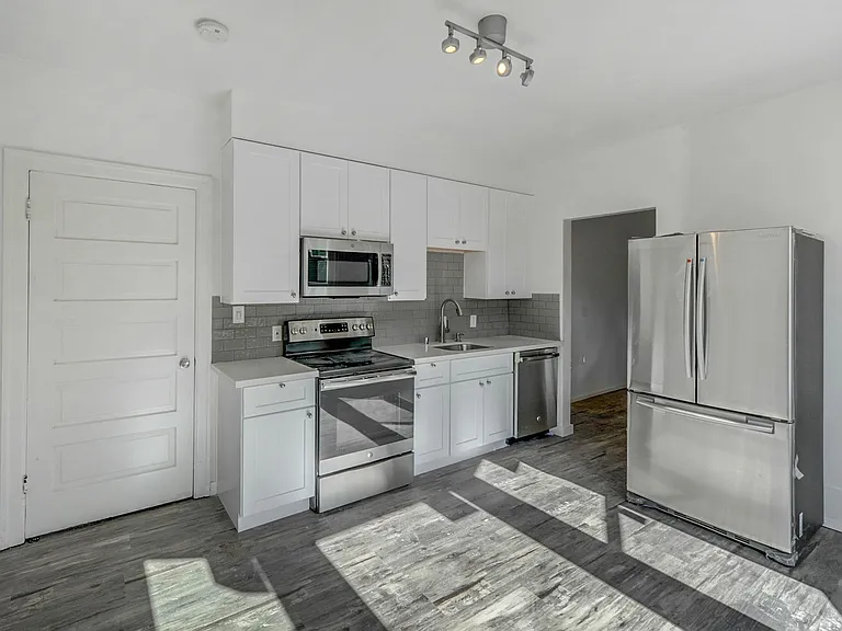 528 11th Ave E — Photo 8