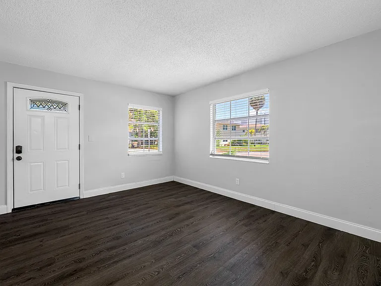1200 Beach Dr NE — Photo 5