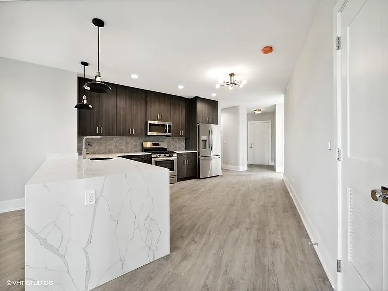 3839 N Clark St — Photo 2