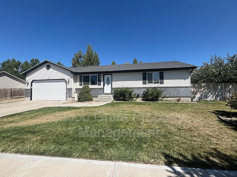 1st image of 3289 E Larson Dr