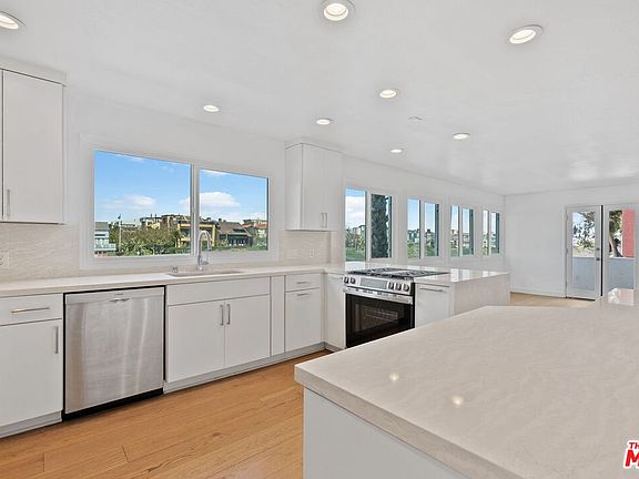 2nd image of 29 Lighthouse St #2