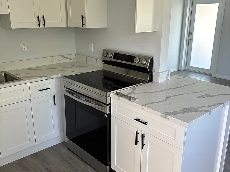 417 Hargreaves Ave — Photo 6