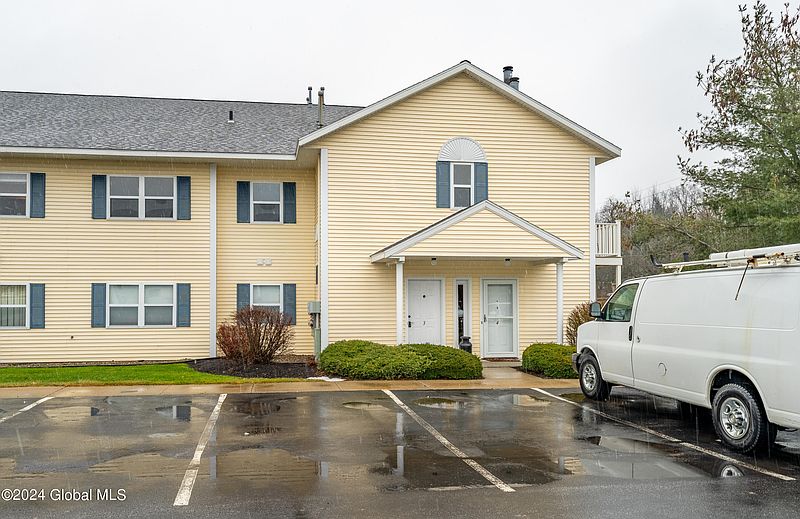 2nd image of 1203 Cambridge Manor Drive