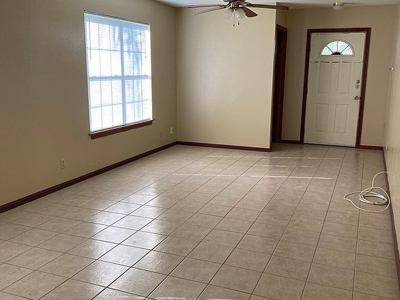 3rd image of 413 Palm Valley Cir
