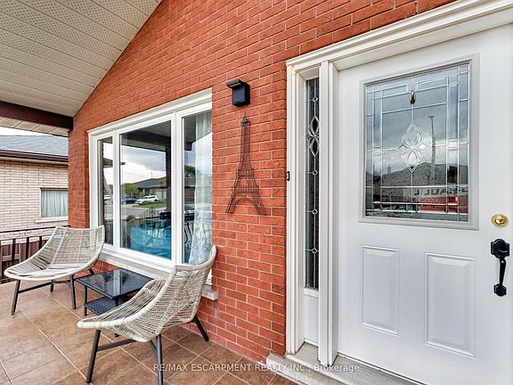 3rd image of 18 Pavarotti Ct