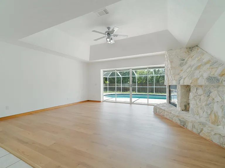 242 SE Duval Ave — Photo 11