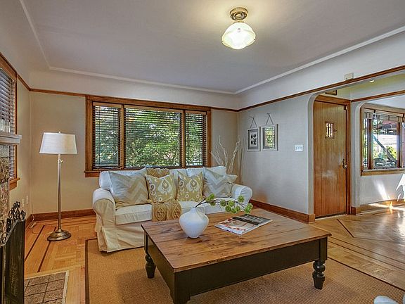 Light, bright and bright living room.