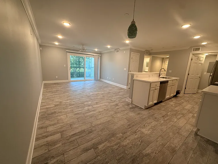 100 Boardwalk Dr #824 — Photo 5