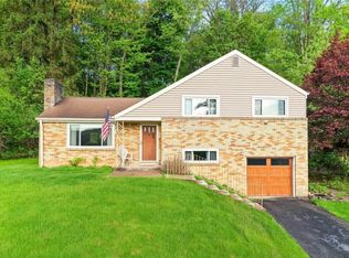3975 Green Valley Dr, Glenshaw, PA 15116
