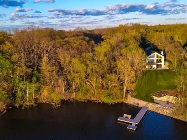 2080 Greenleaf Rd, De Pere, WI 54115