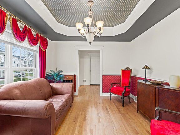 5th image of 122 Elm St