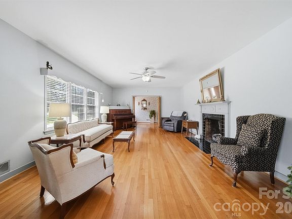 5th image of 32 Falls Ave