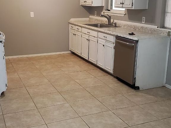 3rd image of 1020 Holly Ln