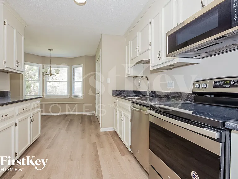 2438 Amity Ave — Photo 8