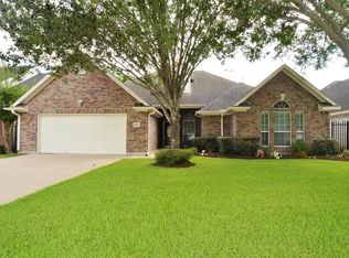 305 Friends Knoll Ln, Friendswood, TX 77546