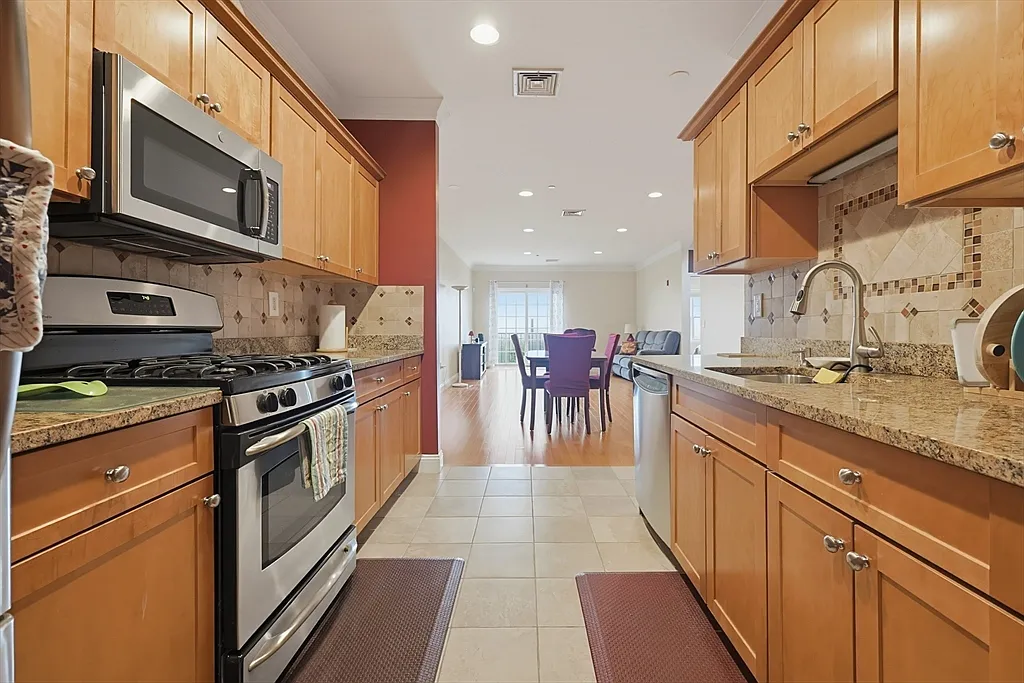 2 bed, 1.0 bath, 1180 sqft, $3,200 — Photo 4
