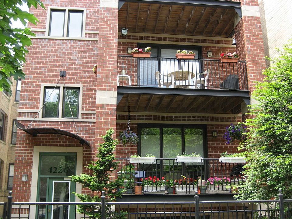2 Bedroom, 2 bathroom Condo in 4 unit walk-up, Garage Parking