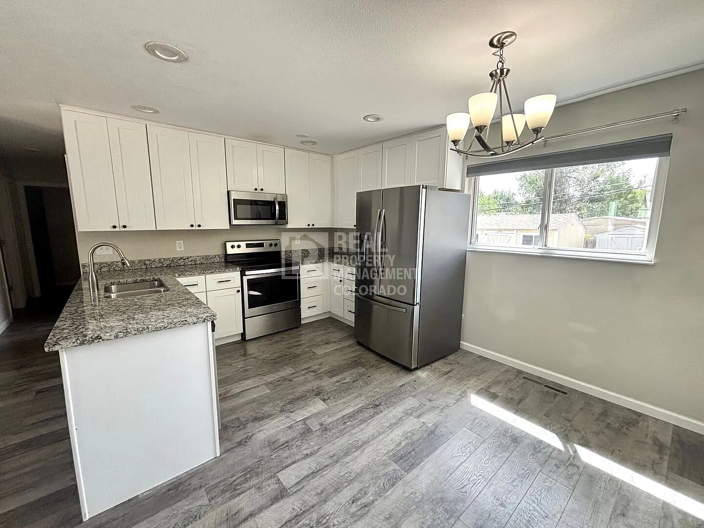 Welcome Home to Comfort & Convenience! — Photo 3