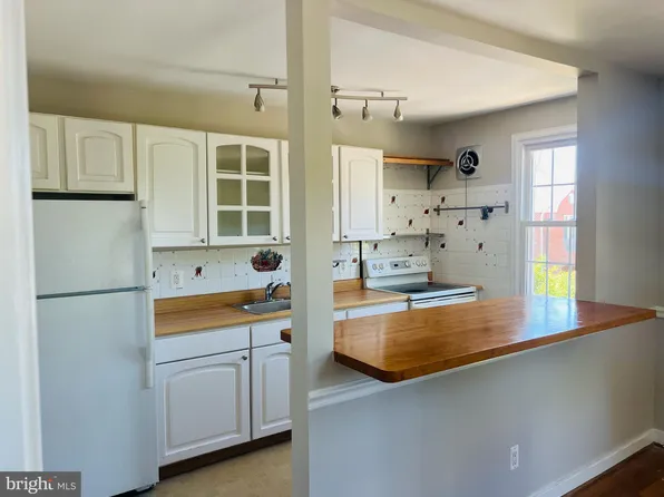 207 E Glebe Rd APT C, Alexandria, VA 22305