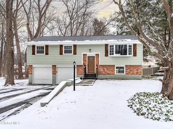 25 Bayberry Drive, Halfmoon, NY 12065