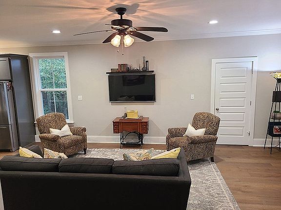 4th image of 9390 Settler Ave