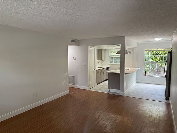 2nd image of 726 Edgewater Dr APT 1