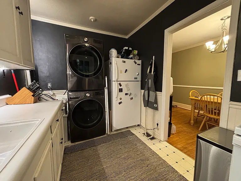 W/D in Kitchen (it's what you get in old units)