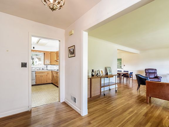 3rd image of 140 Teresa Ln