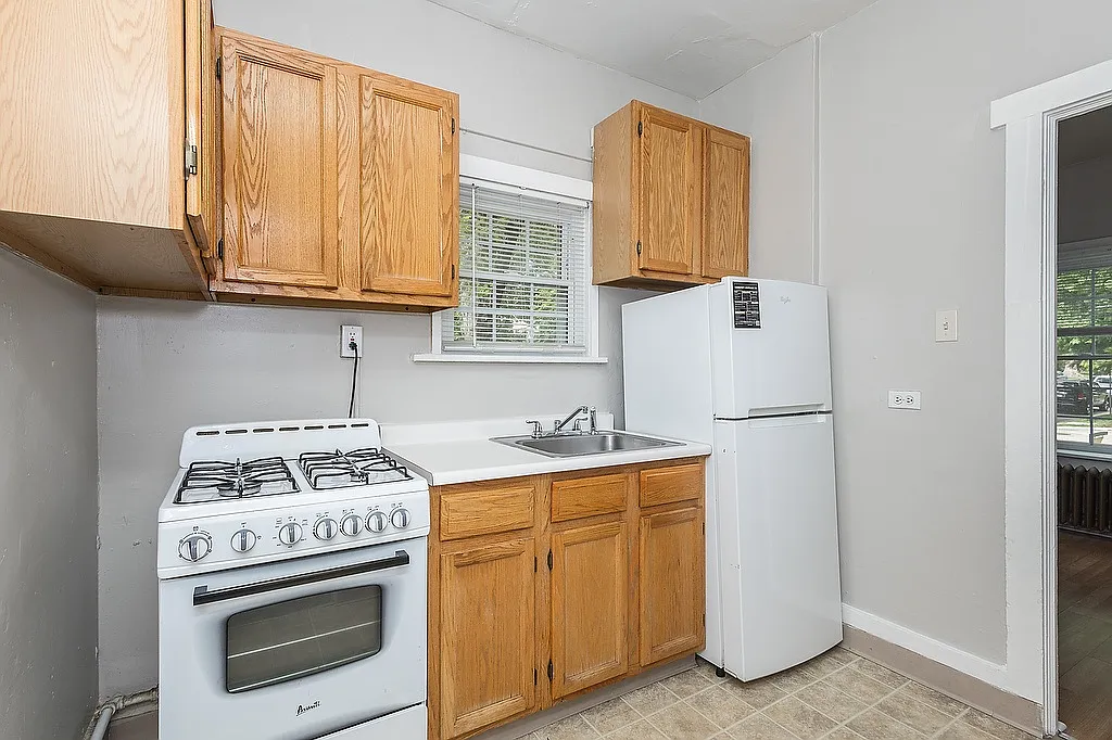 995 Corona St. — Photo 2