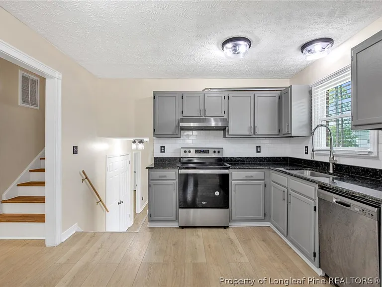 1931 Daphne Cir — Photo 13