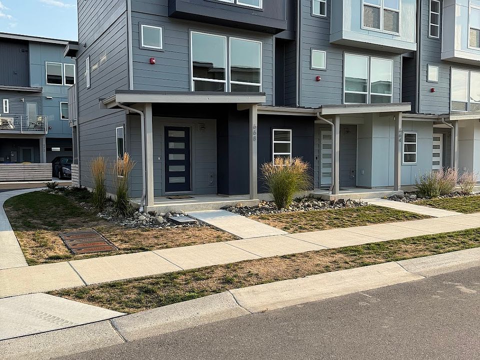 668 Venture Way (end unit)