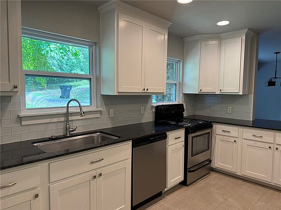 4th image of 127 Dogwood St