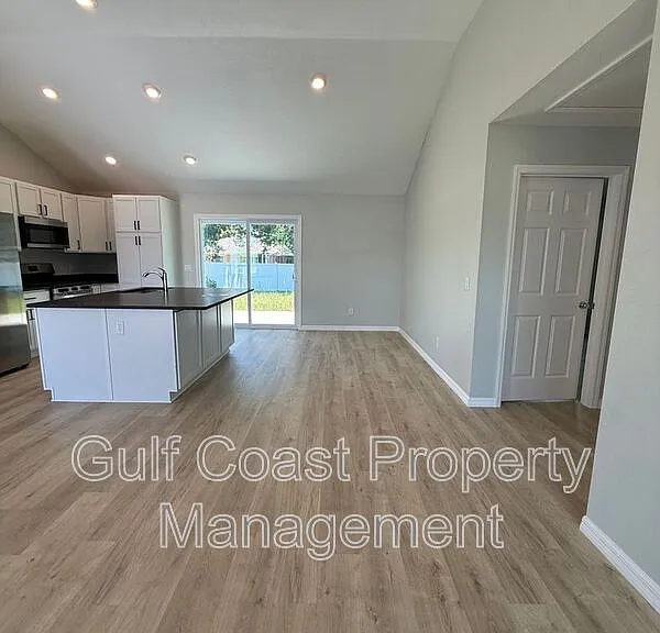 3294 W Price Blvd — Photo 8