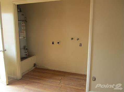 washer/dryer hook-ups