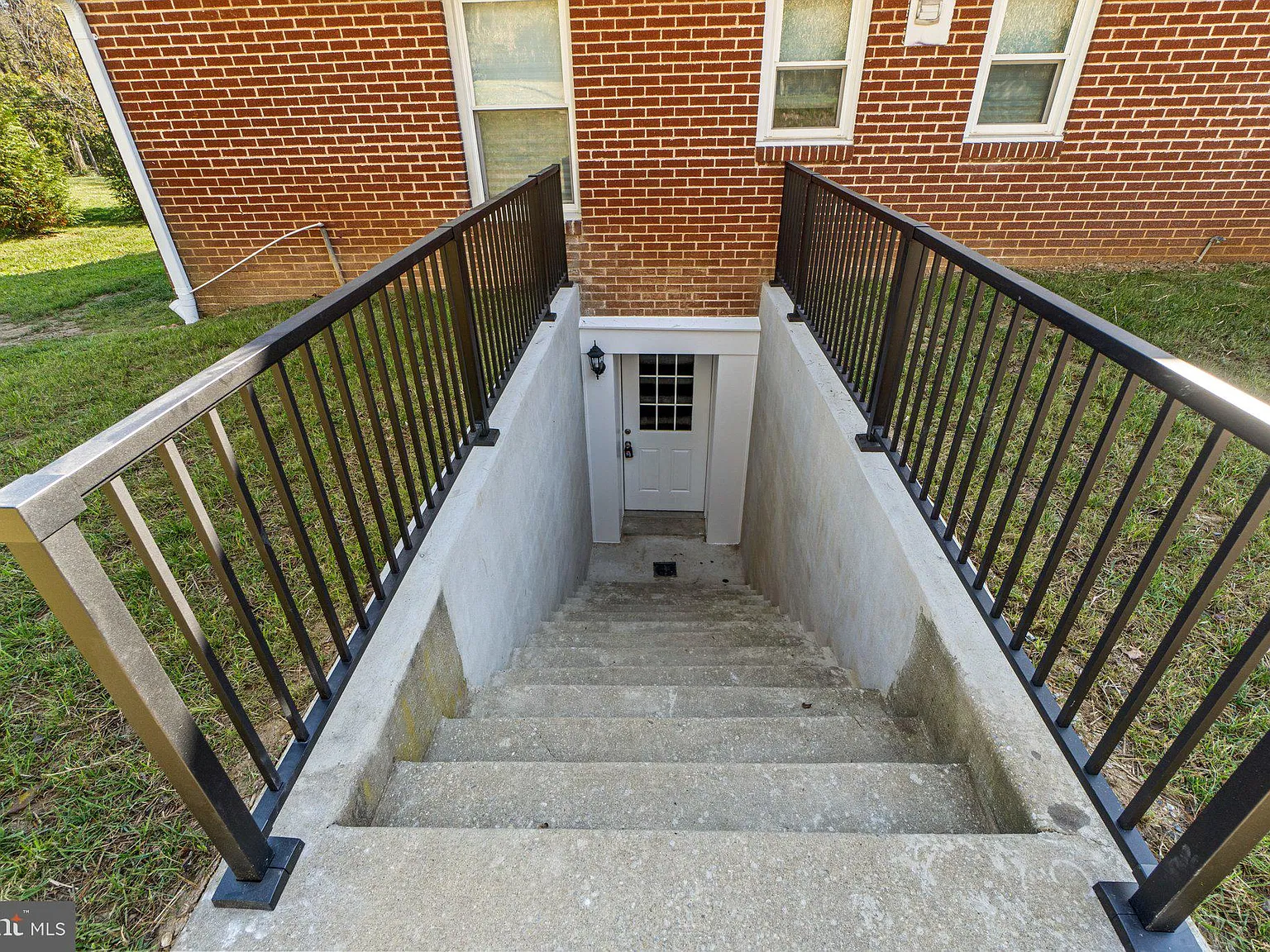 3 bed, 2.0 bath, 1199 sqft, $2,000 — Photo 3