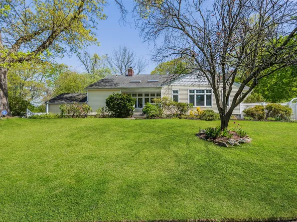 23 Old Town Lane, Halesite, NY 11743