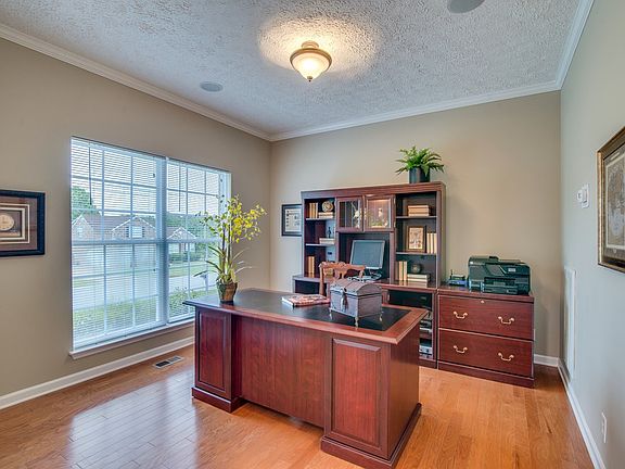 3rd image of 222 Norfolk Ln