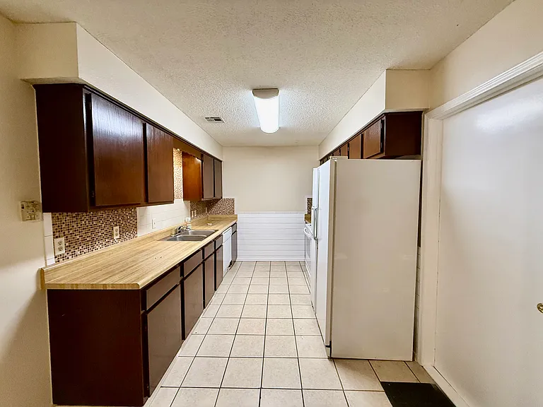930 Century Dr — Photo 11