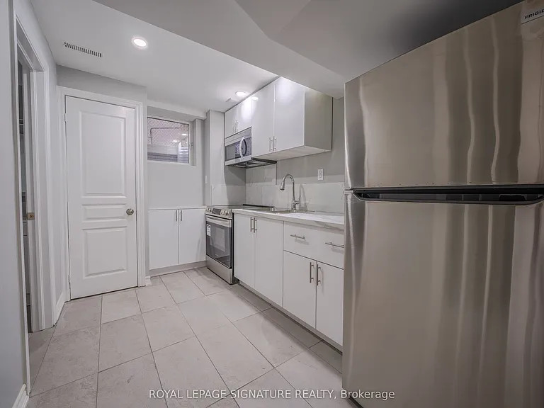 2111 Lynn Heights Dr #LOWER — Photo 9